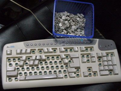 Як правильно очистити клавіатуру від забруднень